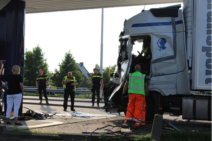 Vrachtwagen rijdt tankstation binnen