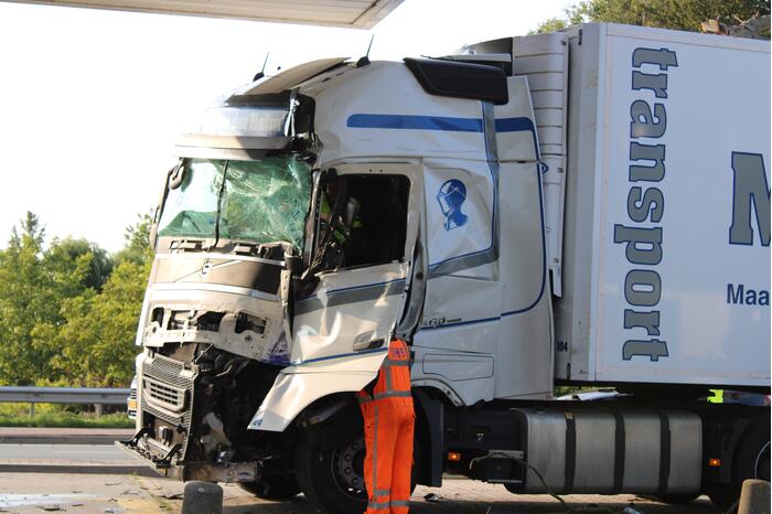 Vrachtwagen rijdt tankstation binnen