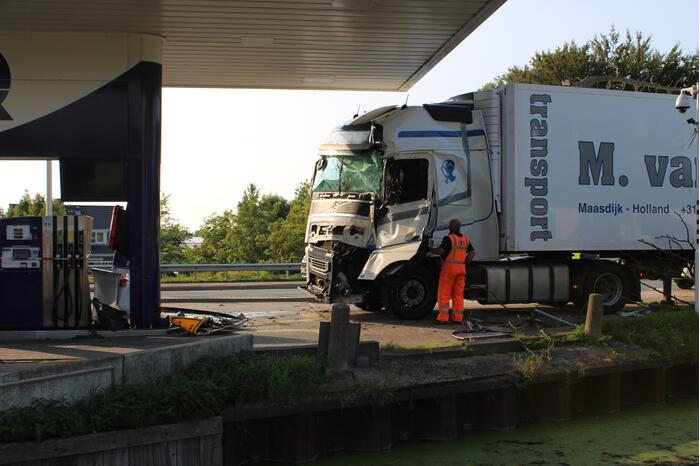 Vrachtwagen rijdt tankstation binnen