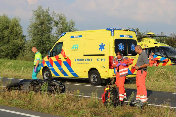 Bestuurder motorscooter gaat onderuit en raakt gewond