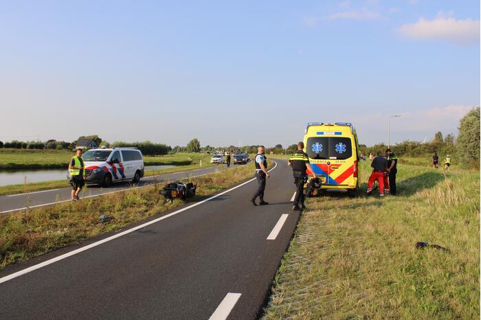 Bestuurder motorscooter gaat onderuit en raakt gewond