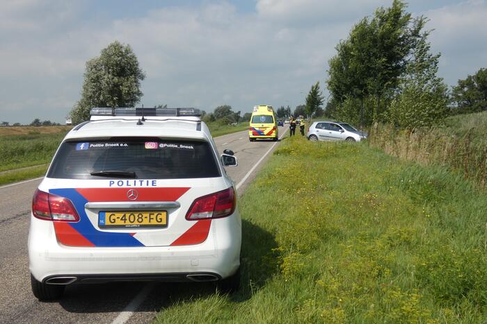 Automobilist raakt van de weg botst op boom