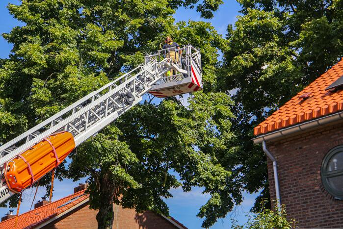 Brandweer verwijdert gevaarlijk hangende takken