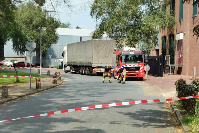 Straat afgezet na gaslucht uit riool