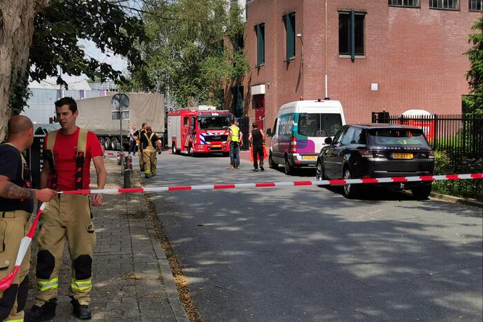 Straat afgezet na gaslucht uit riool
