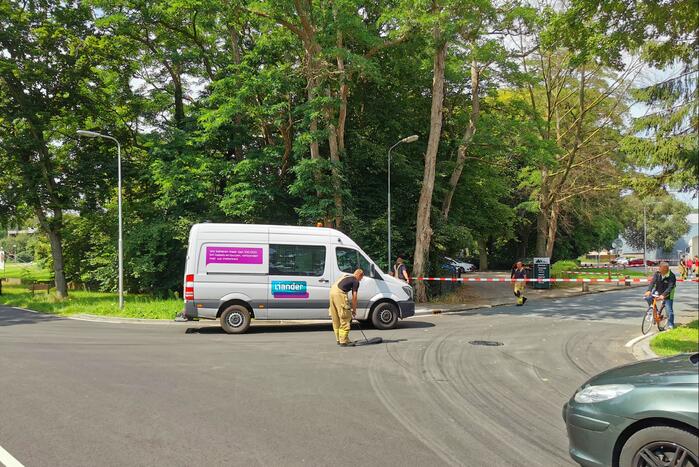 Straat afgezet na gaslucht uit riool