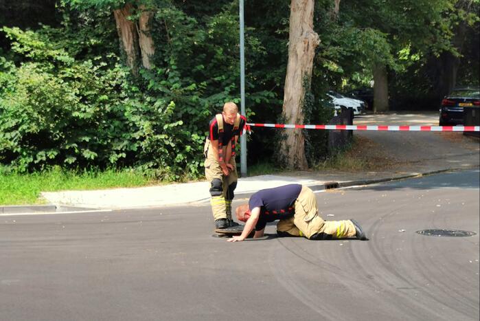 Straat afgezet na gaslucht uit riool