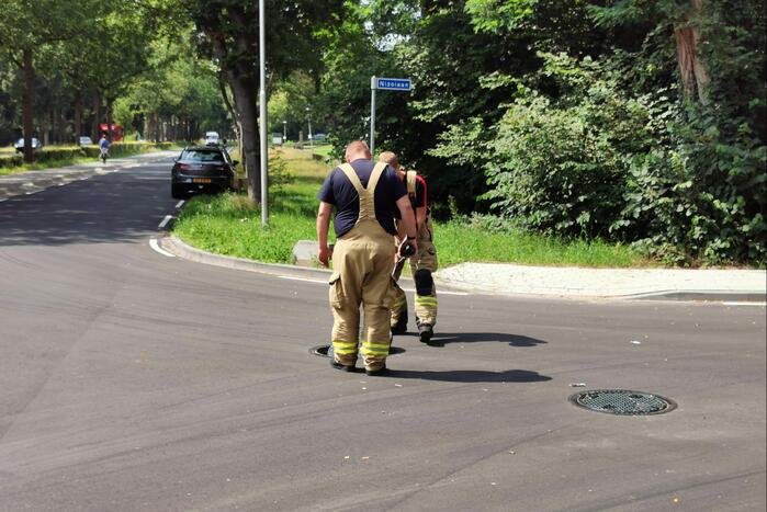 Straat afgezet na gaslucht uit riool