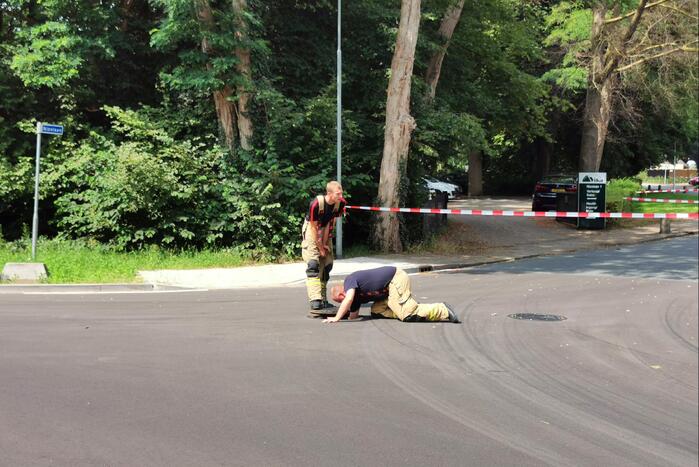 Straat afgezet na gaslucht uit riool