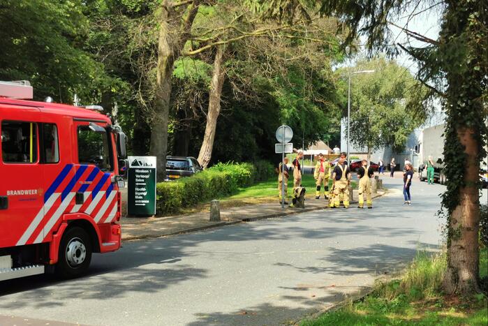 Straat afgezet na gaslucht uit riool