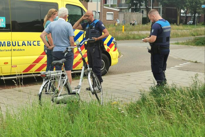 Fietser geschept door automobilist op rotonde
