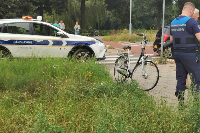 Fietser geschept door automobilist op rotonde
