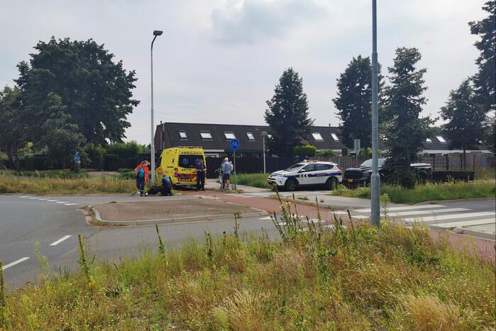 Fietser geschept door automobilist op rotonde