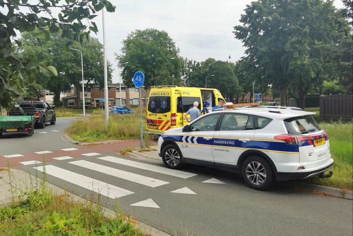 Fietser geschept door automobilist op rotonde