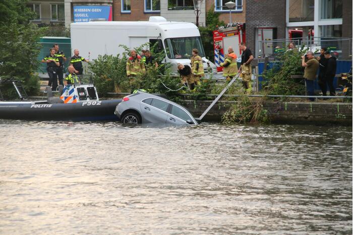 Personenauto verdwijnt onder water