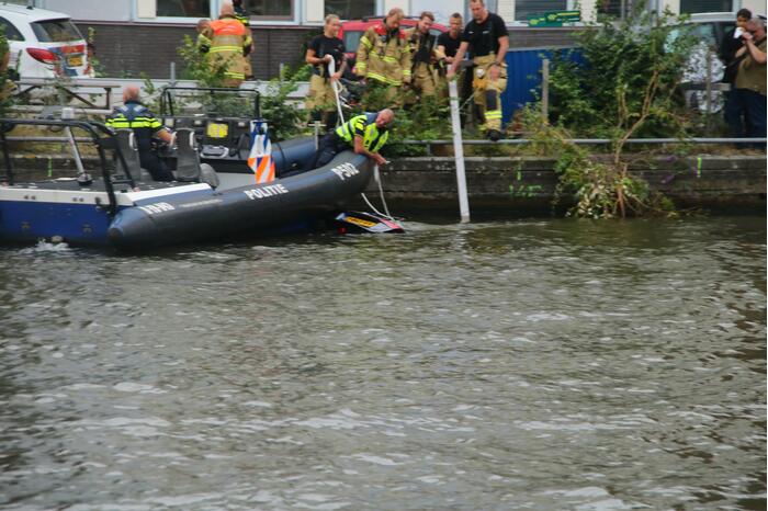 Personenauto verdwijnt onder water