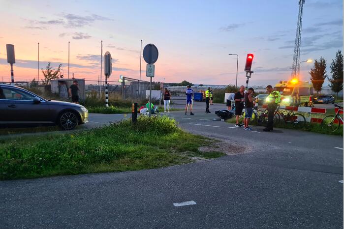 Twee opzittenden van scooter gewond bij aanrijding