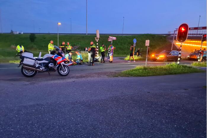 Twee opzittenden van scooter gewond bij aanrijding