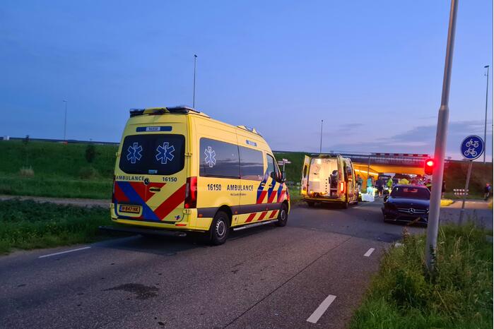 Twee opzittenden van scooter gewond bij aanrijding