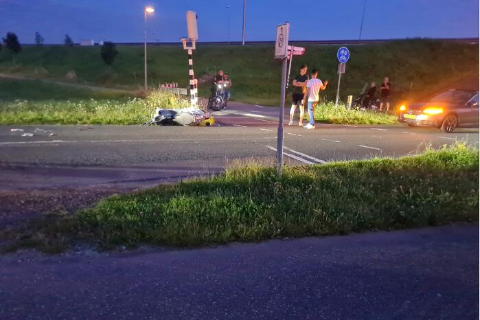Twee opzittenden van scooter gewond bij aanrijding