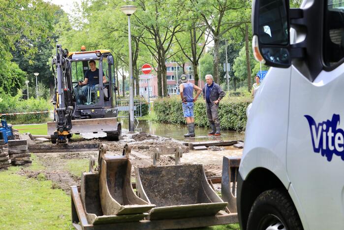 Sinkhole ontstaan bij waterleidingbreuk