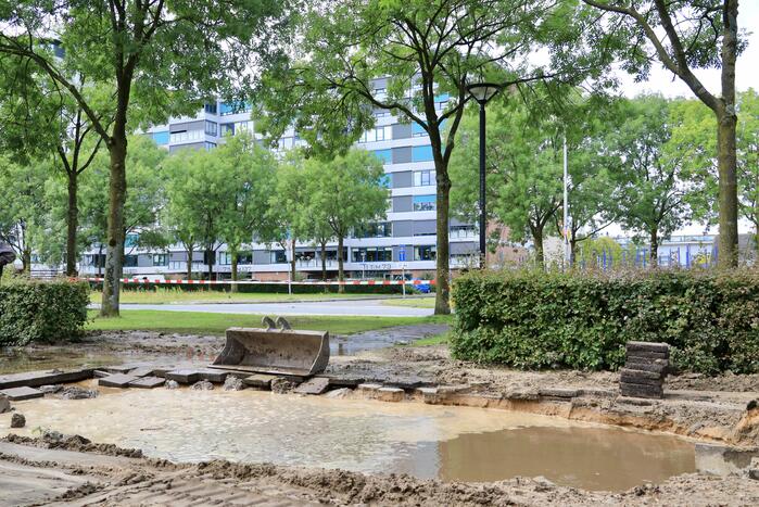 Sinkhole ontstaan bij waterleidingbreuk