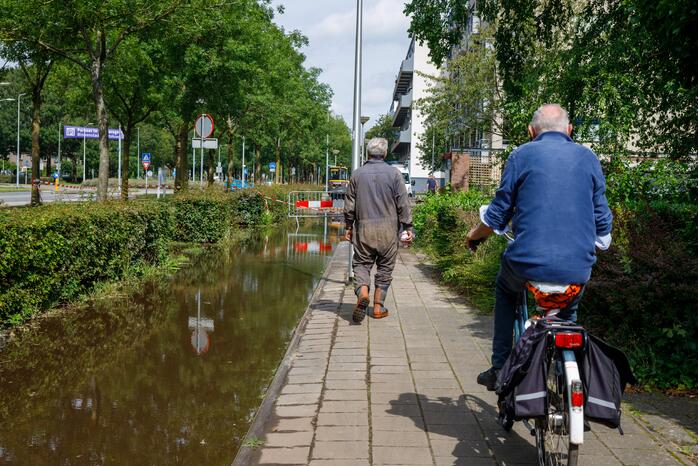 Sinkhole ontstaan bij waterleidingbreuk