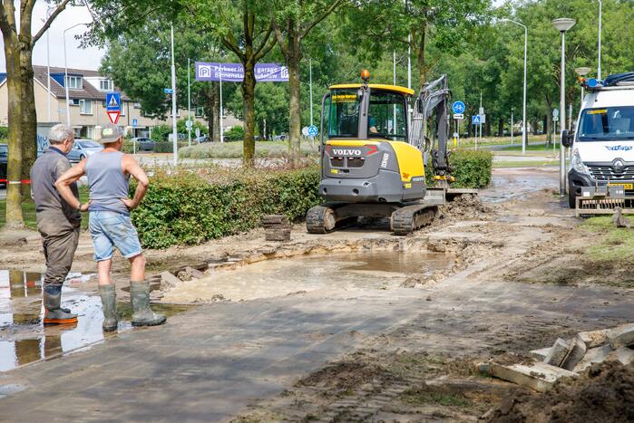 Sinkhole ontstaan bij waterleidingbreuk