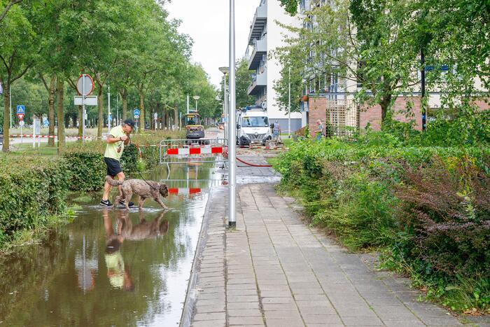 Sinkhole ontstaan bij waterleidingbreuk