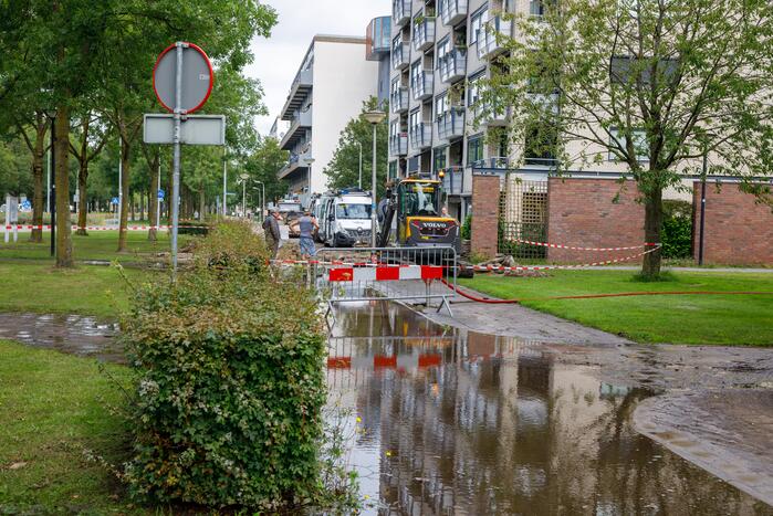 Sinkhole ontstaan bij waterleidingbreuk