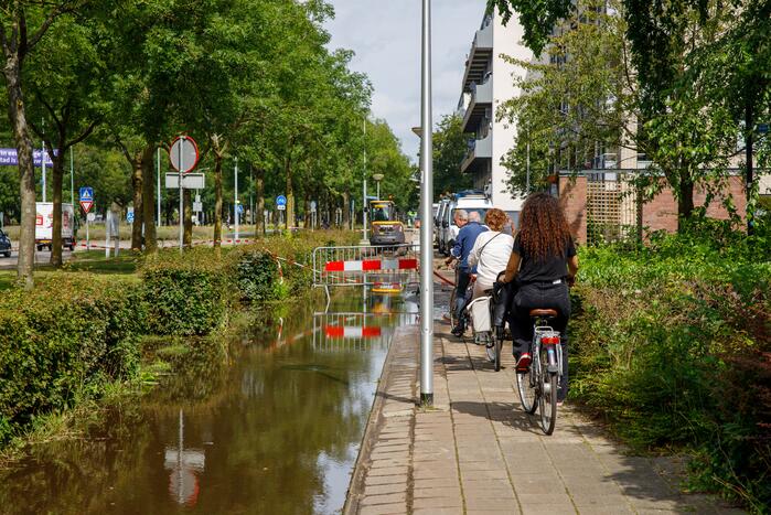 Sinkhole ontstaan bij waterleidingbreuk