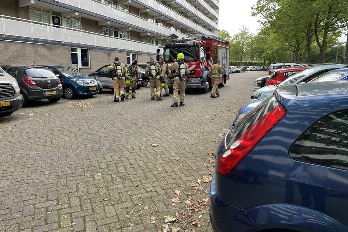 Rookpot zorgt voor enorme rookontwikkeling in flatgebouw