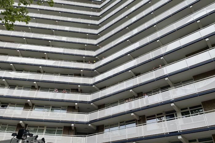 Rookpot zorgt voor enorme rookontwikkeling in flatgebouw