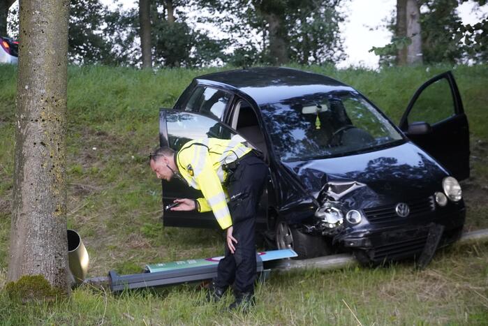 Dronken bestuurder ramt lantaarnpaal en rijdt talud af