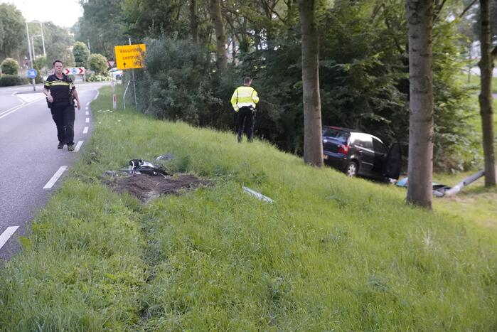 Dronken bestuurder ramt lantaarnpaal en rijdt talud af