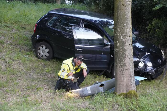 Dronken bestuurder ramt lantaarnpaal en rijdt talud af