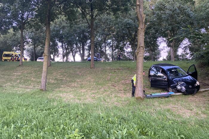 Dronken bestuurder ramt lantaarnpaal en rijdt talud af