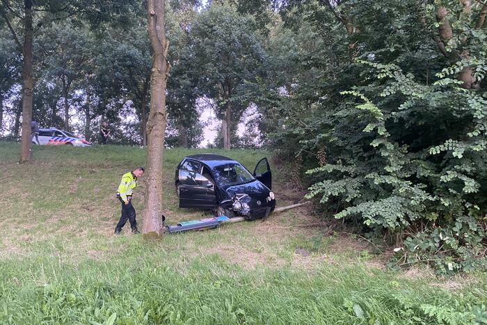 Dronken bestuurder ramt lantaarnpaal en rijdt talud af