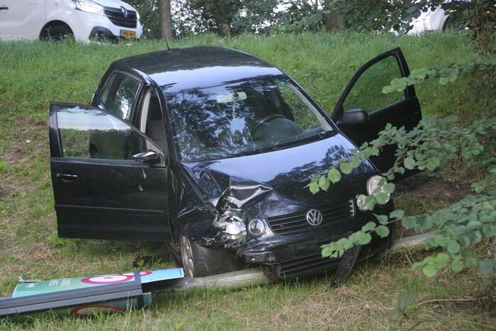 Dronken bestuurder ramt lantaarnpaal en rijdt talud af