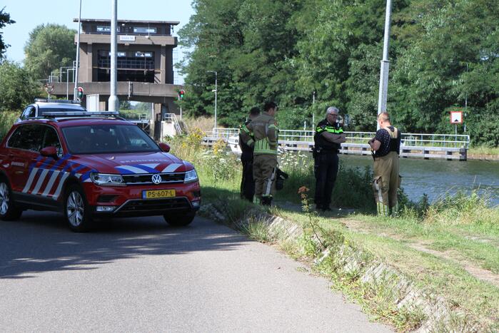 Zoektocht naar container in water