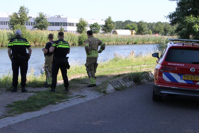 Zoektocht naar container in water