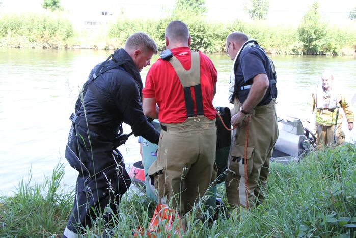 Zoektocht naar container in water
