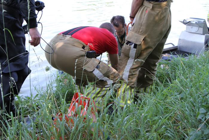 Zoektocht naar container in water