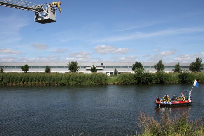 Zoektocht naar container in water