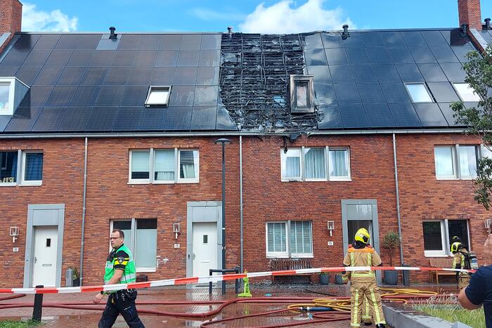 Zonnepanelen op dak verwoest door brand