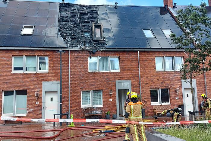 Zonnepanelen op dak verwoest door brand