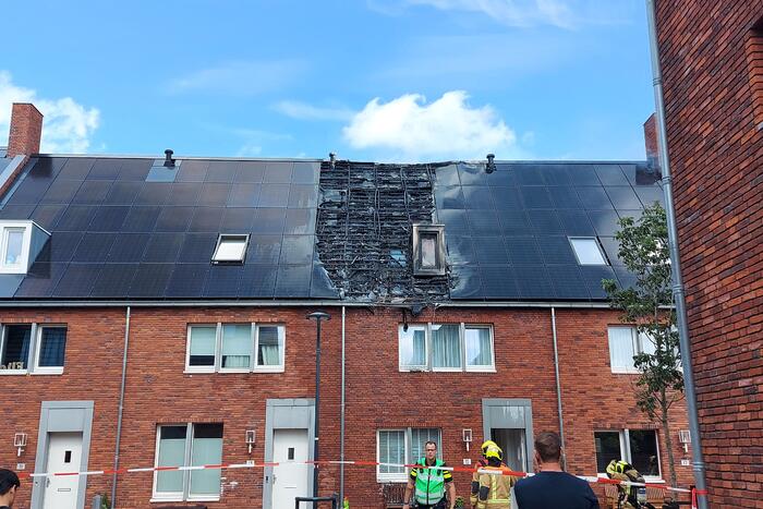 Zonnepanelen op dak verwoest door brand
