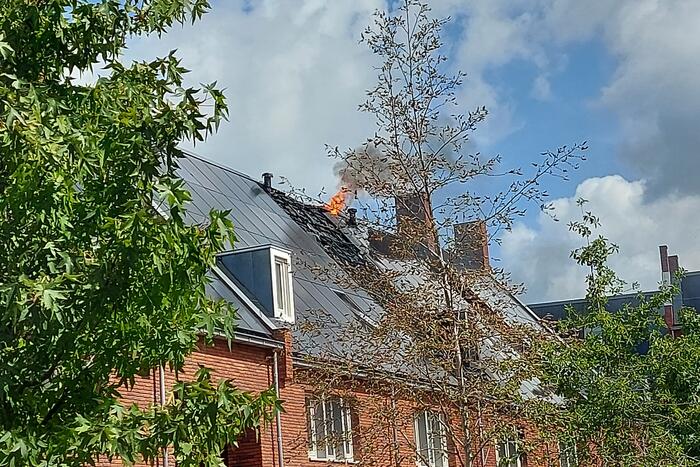 Zonnepanelen op dak verwoest door brand