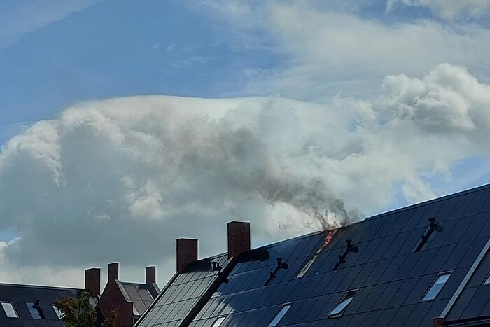 Zonnepanelen op dak verwoest door brand