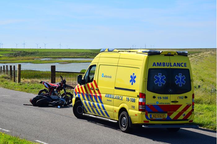Twee scooters botsen op splitsing